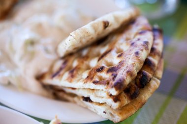 Yararları dilimler beyaz bir plaka üzerinde