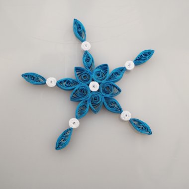 Quilling tekniği ile yapılan kağıt kar taneleri