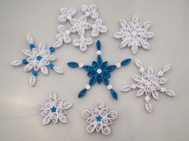 Quilling tekniği ile yapılan kağıt kar taneleri