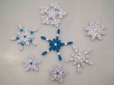 Quilling tekniği ile yapılan kağıt kar taneleri