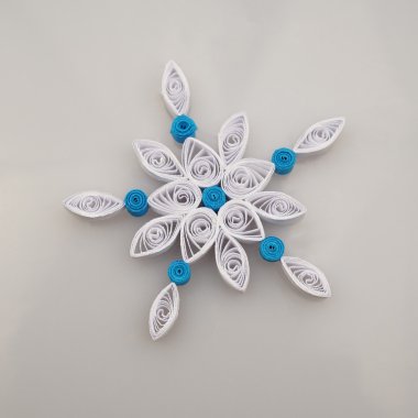Quilling tekniği ile yapılan kağıt kar taneleri