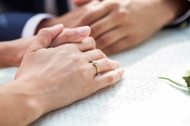 Nişan yüzüğü ile kadın el