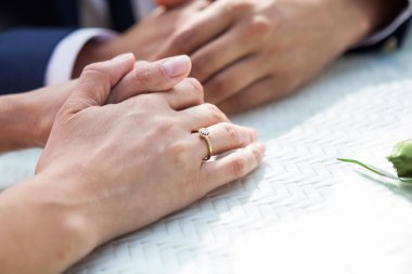 Nişan yüzüğü ile kadın el