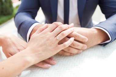 Nişan yüzüğü ile kadın el