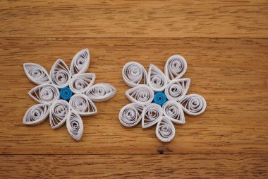 Teknik bir ahşap yüzeyde quilling ile yapılan kağıt kar taneleri
