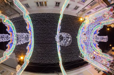 24 Aralık 2014 Sibiu, Romanya. Noel ışıkları, Noel Fuarı, ruh hali ve insanlar yürürken, insanlar. Balık gözü lens etkileri