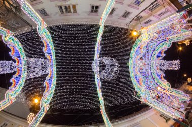 24 Aralık 2014 Sibiu, Romanya. Noel ışıkları, Noel Fuarı, ruh hali ve insanlar yürürken, insanlar. Balık gözü lens etkileri