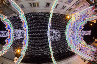 24 Aralık 2014 Sibiu, Romanya. Noel ışıkları, Noel Fuarı, ruh hali ve insanlar yürürken, insanlar. Balık gözü lens etkileri