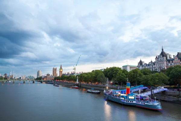 Trenta. 07. 2015, LONDRA, UK, Londra all'alba. Vista dal ponte del Giubileo d'Oro — Foto Stock