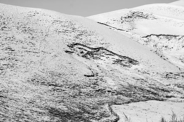 Dağ manzarası ile kar kış — Stok fotoğraf