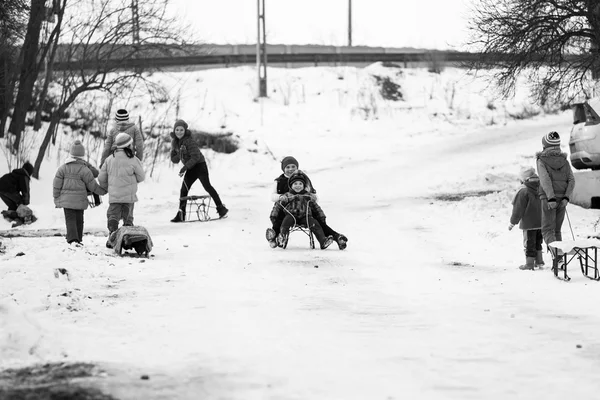 23. 12. Em 2012. RESCA, ROMANIA. Pequena aldeia romena do sul. Cenas de um inverno temperamental com crianças brincando com trenós e curtindo a neve — Fotografia de Stock