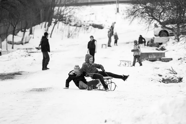 23. 12. 2012. Resca, Romanya. Küçük Güney Romen köy. Kızakları ile oynama ve kar keyfi çocuklu huysuz bir kış sahneleri — Stok fotoğraf