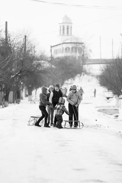 23. 12. 2012. Resca, Romanya. Küçük Güney Romen köy. Kızakları ile oynama ve kar keyfi çocuklu huysuz bir kış sahneleri — Stok fotoğraf