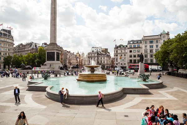 22. 07. 2015, LONDON, Reino Unido - Paisagem urbana e pessoas, vista da Trafalgar Square — Fotografia de Stock