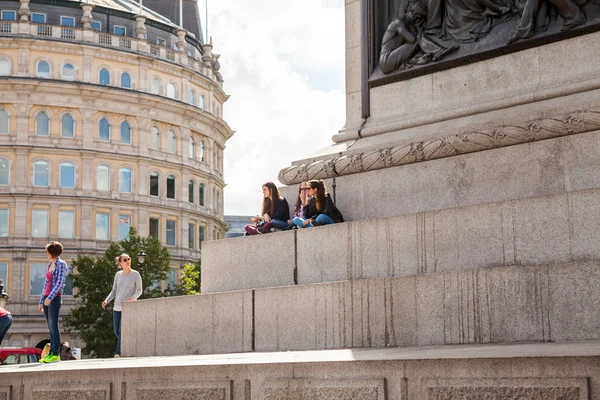 22. 07. 2015, LONDON, Reino Unido - Paisagem urbana e pessoas, vista da Trafalgar Square — Fotografia de Stock