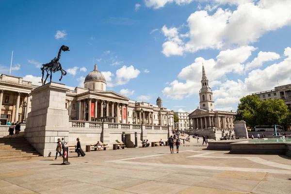 22. 07. 2015, LONDRES, Reino Unido - Paisaje urbano y personas, vista desde Trafalgar Square — Foto de Stock