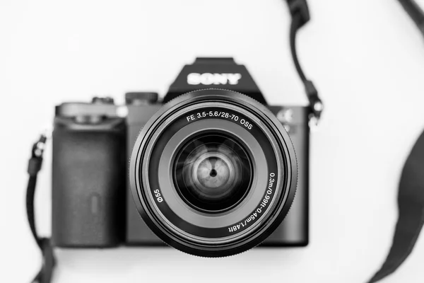 27. 10. 2015, ökenlo, Rumänien, Foto och Detaljer för Sony a7 mirrorless kameran med objektivet. Med makroobjektiv och mjukt fokus — Stockfoto
