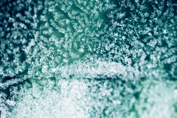 Pequeñas piezas de hielo sobre una superficie plástica, fondo de invierno y textura — Foto de Stock