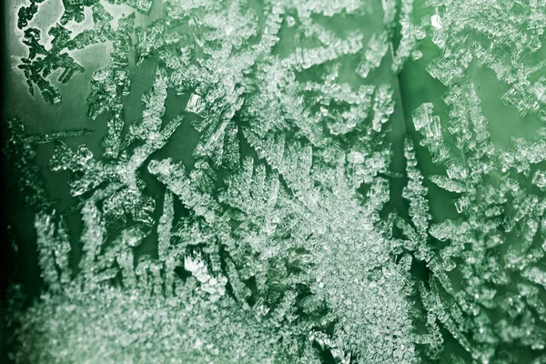 Pequeñas piezas de hielo sobre una superficie plástica, fondo de invierno y textura — Foto de Stock