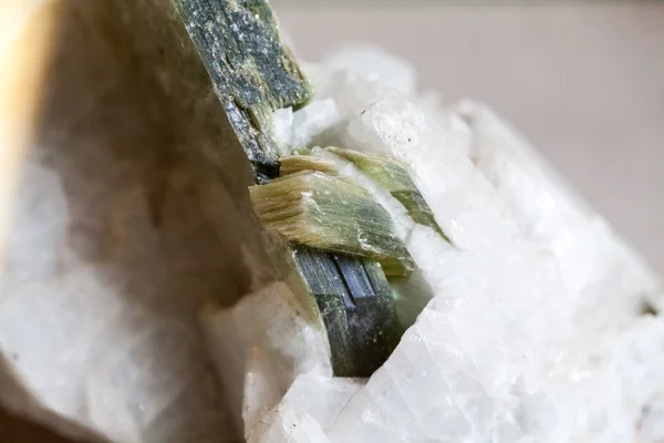 Hermosos cristales, minerales y piedras - colores y texturas. La imagen tiene textura de grano visible en el tamaño máximo —  Fotos de Stock
