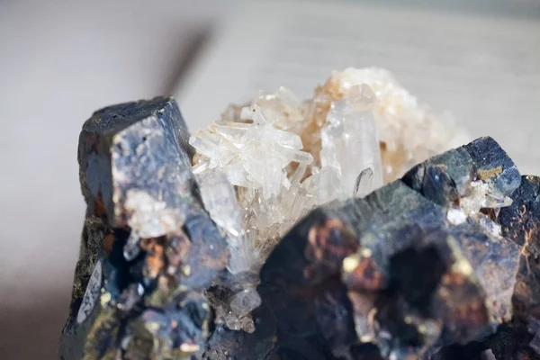 Belos cristais, minerais e pedras - cores e texturas. Imagem tem textura de grão visível no tamanho máximo — Fotografia de Stock