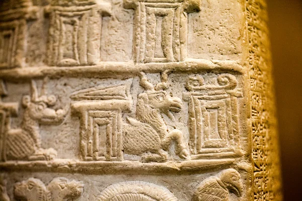 29. 07. 2015, LONDON, UK, BRITISH MUSEUM - Babylonian boundary stones, 1125-1104 BC, Sippar Southern Iraq — Stockfoto