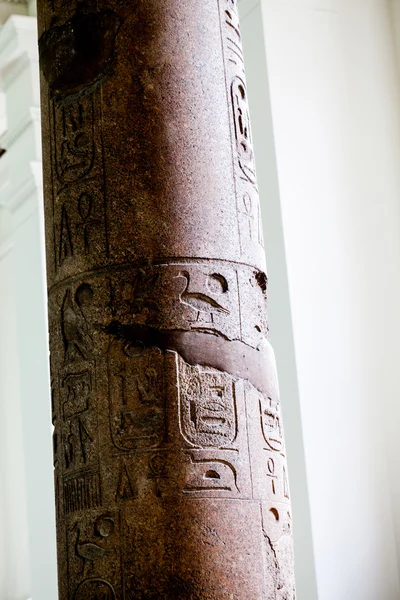 29. 07. 2015, LONDON, UK, BRITISH MUSEUM Hieroglyphs on egyptian statues — Stock Photo, Image