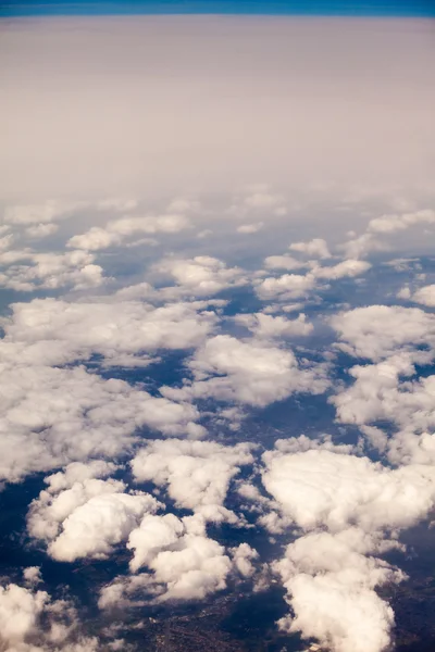 Beaux nuages et ciel spectaculaires vus de l'avion. Haute résolution et qualité — Photo