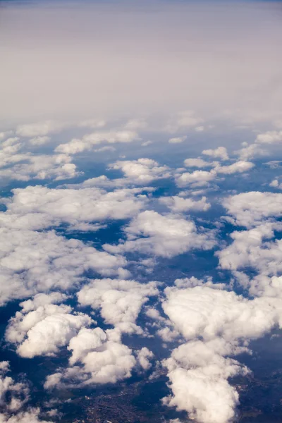 Hermosas y dramáticas nubes y el cielo visto desde el avión. Alta resolución y calidad —  Fotos de Stock