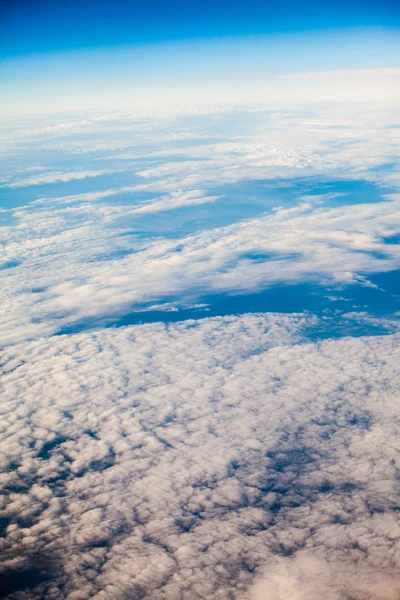 Mooie, dramatische wolken en lucht vanuit het vliegtuig. Hoge resolutie en kwaliteit — Stockfoto