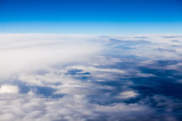 Lindas nuvens dramáticas e céu visto do avião. Alta resolução e qualidade — Fotografia de Stock