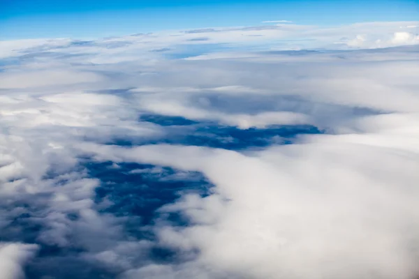 Schöne, dramatische Wolken und Himmel vom Flugzeug aus gesehen. hohe Auflösung und Qualität — Stockfoto