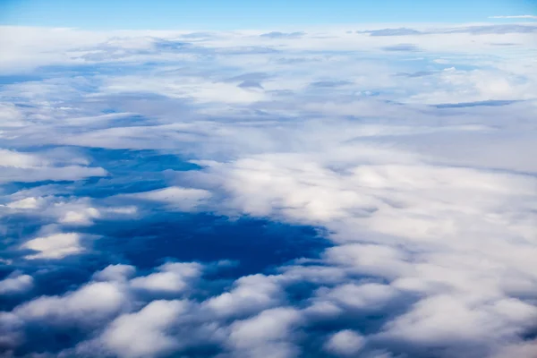 Lindas nuvens dramáticas e céu visto do avião. Alta resolução e qualidade — Fotografia de Stock