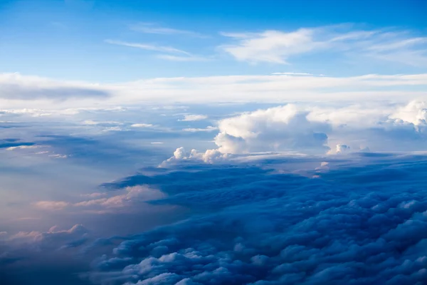 Beaux nuages et ciel spectaculaires vus de l'avion. Haute résolution et qualité — Photo