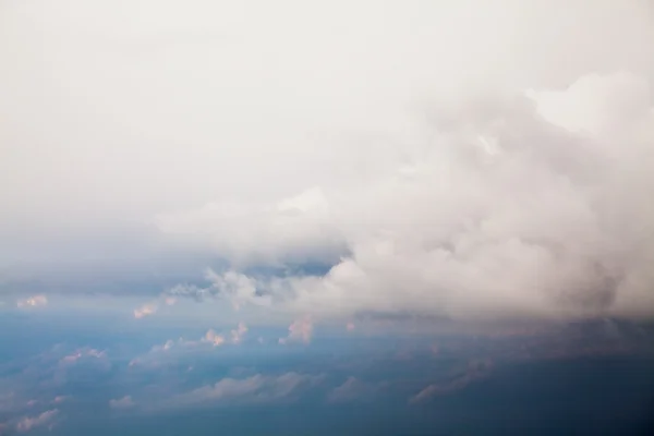 Lindas nuvens dramáticas e céu visto do avião. Alta resolução e qualidade — Fotografia de Stock