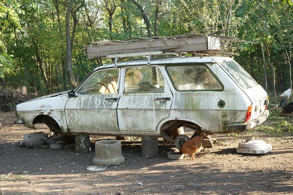 Fragmente eines alten, verlassenen, rostigen, rumänischen Autos — Stockfoto