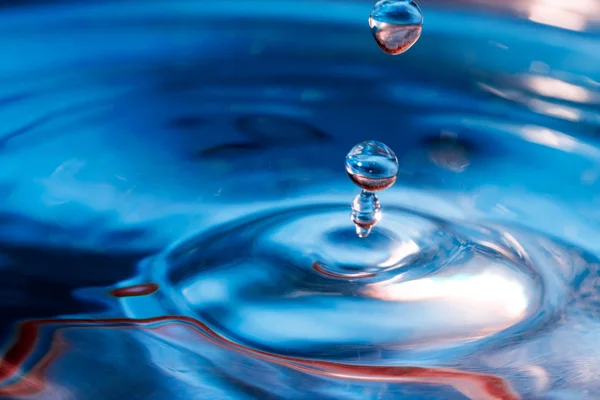 水と水の滴とカラフルで抽象的な組成物 — ストック写真