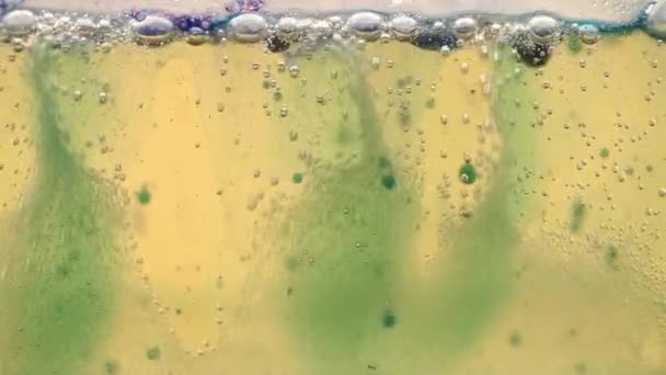 Mezcla efervescente de aceite, agua y tinta de colores. Burbujas móviles — Vídeo de stock