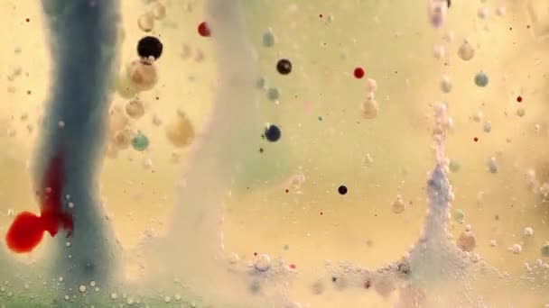 Mezcla efervescente de aceite, agua y tinta de colores. Burbujas móviles — Vídeo de stock