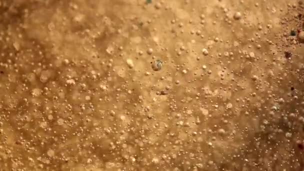 Miscela di olio, acqua e inchiostro colorato. Sembra bollente. — Video Stock