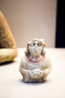 29. 07. 2015, Londra, İngiltere, British Museum - kadının kil heykel boyalı