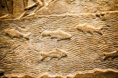 29. 07. 2015, Londra, İngiltere, British Museum - Asur duvarından arka planda Mısır binaları gösteren ayrıntılar. Ön planda, Nubia'lı mahkum tüy şapka giymek.