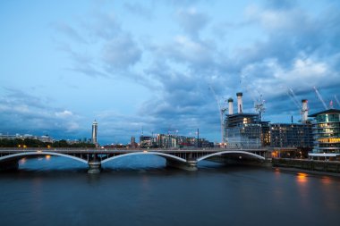 Battersea güç istasyonu, Londra, Chelsea köprü mavi saat sırasında görünümünden