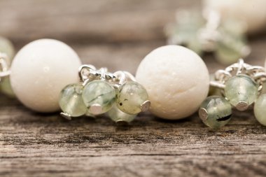 Gümüş renkli değerli taşlar bir ahşap yüzey üzerinde mücevherlerle