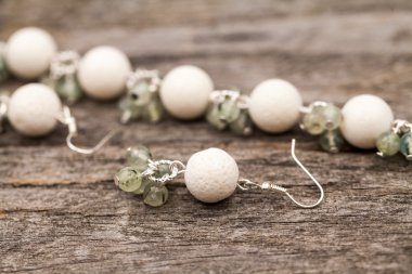 Gümüş renkli değerli taşlar bir ahşap yüzey üzerinde mücevherlerle