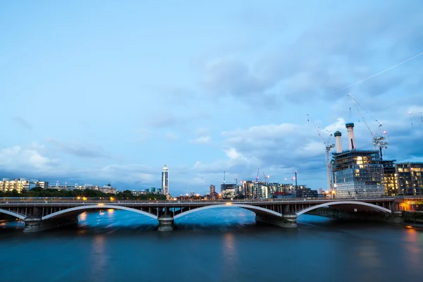 Central eléctrica de Battersea, Londres, Vista desde Chelsea Bridge durante la hora azul — Foto de Stock