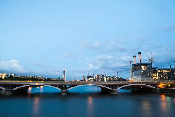 Centrale elettrica di Battersea, Londra, Vista dal Chelsea Bridge durante l'ora blu — Foto Stock