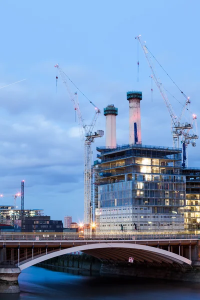 Centrale elettrica di Battersea, Londra, Vista dal Chelsea Bridge durante l'ora blu — Foto Stock