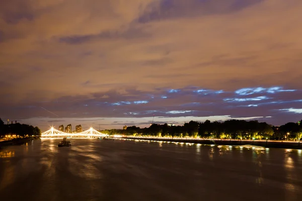 Londra all'alba. Vista dal ponte Chelsea Foto Stock