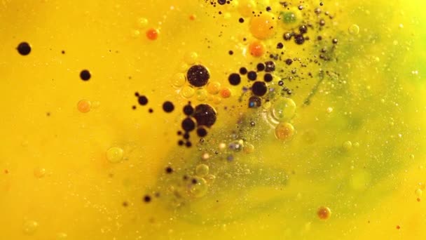 Olie, water en inkt mengen voor een mooie abstract — Stockvideo
